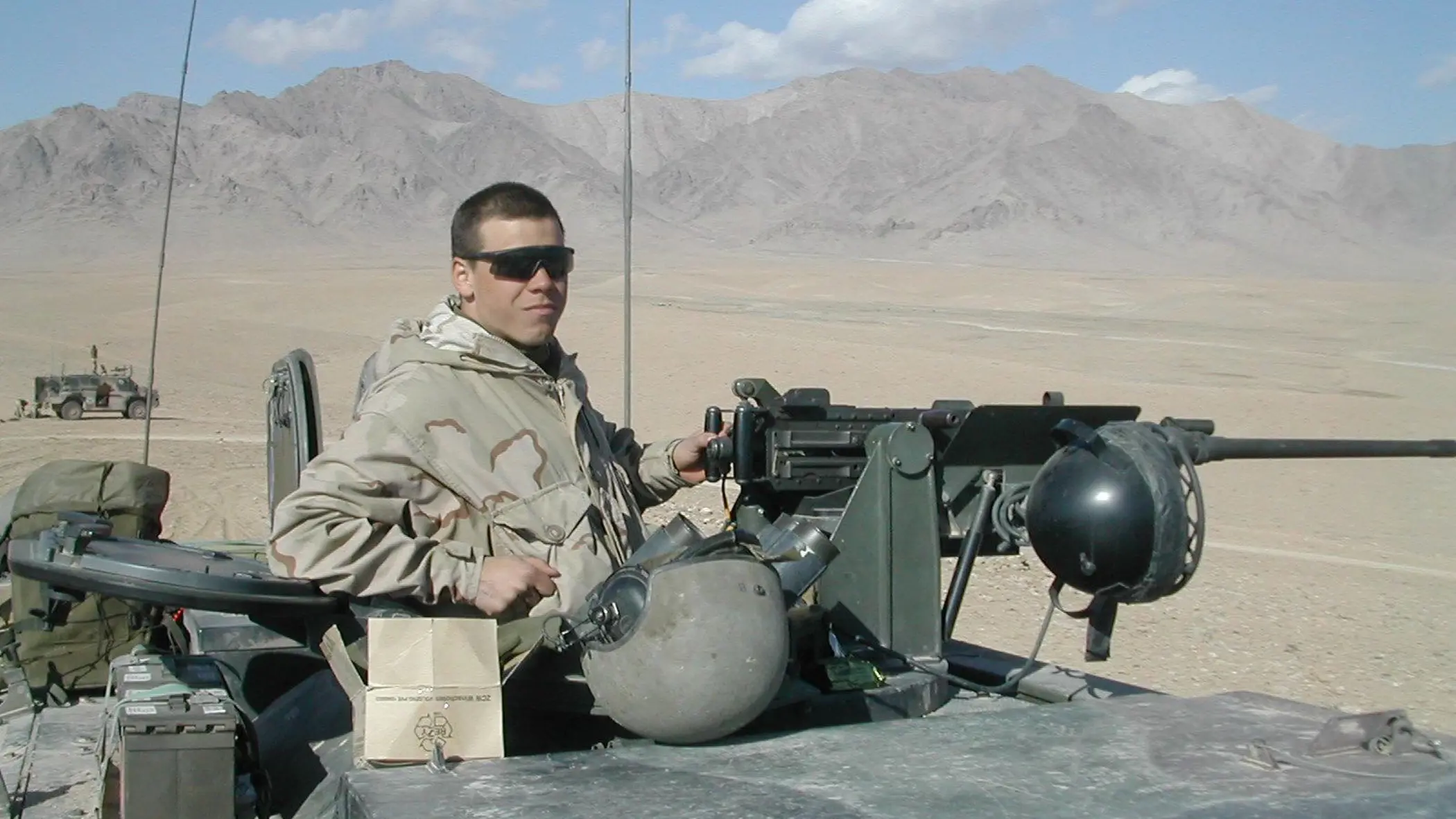 Een Nederlandse militair op een pantservoertuig in Uruzgan, Afghanistan.
