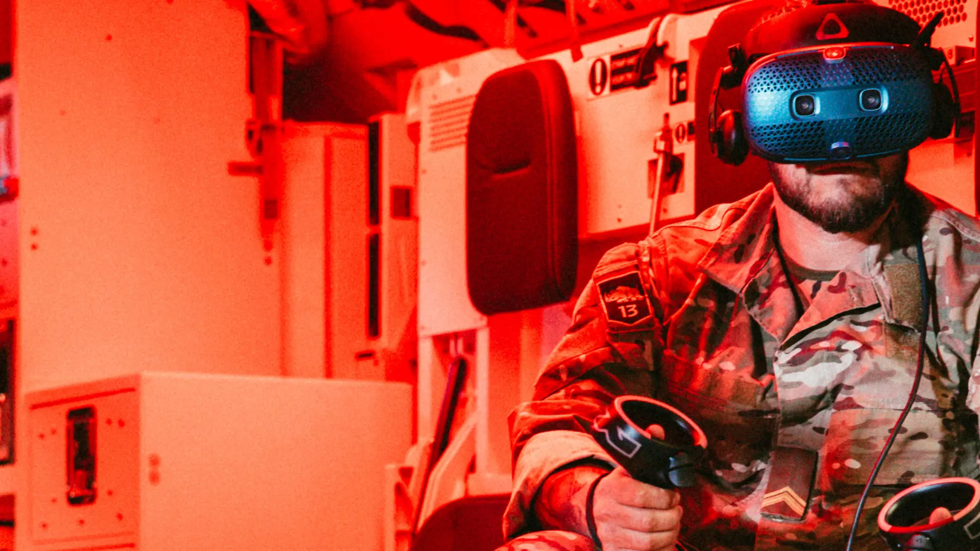 Militair heeft VR-bril op tijdens simulatie.