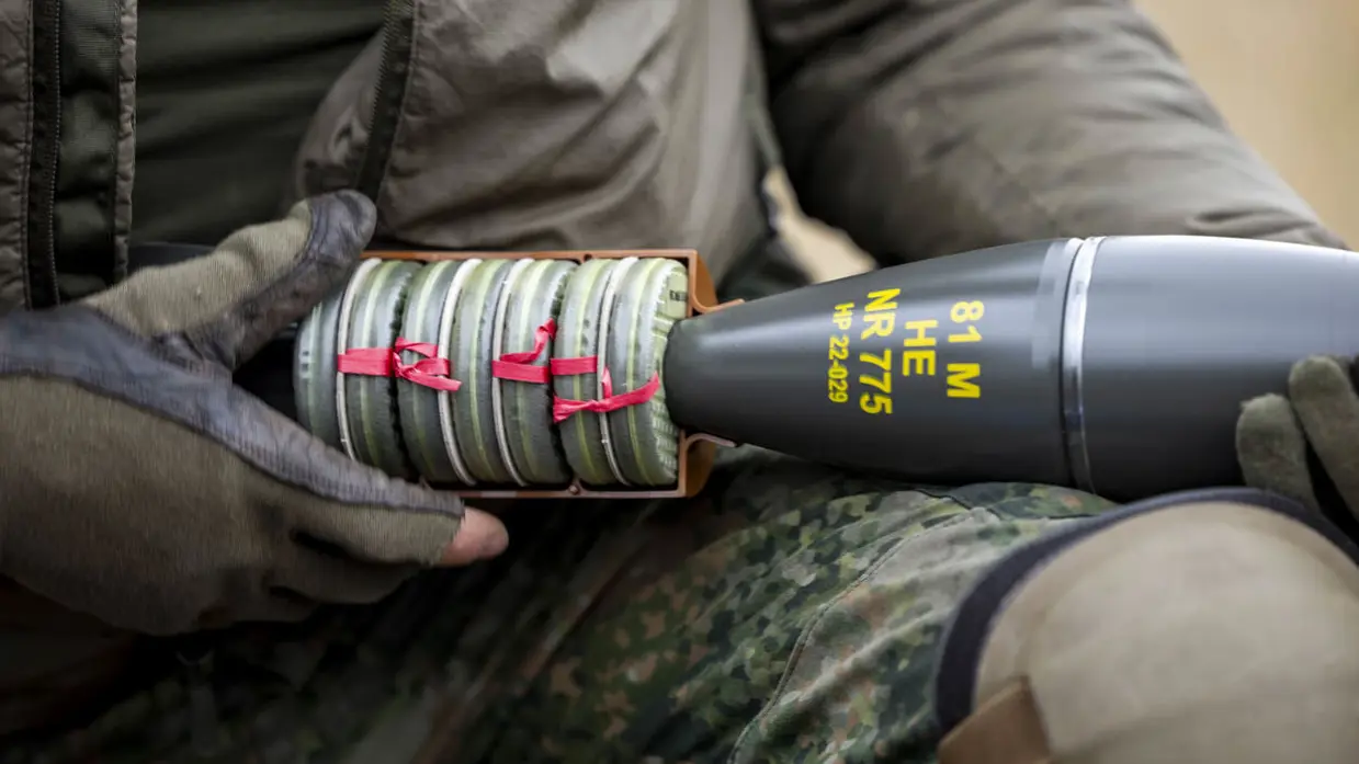 Een mortier in de hand van een militair.