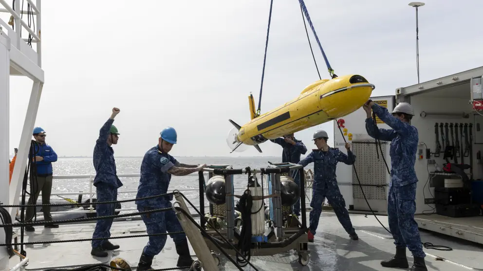 Een onderwaterdrone wordt aan boord gehesen.