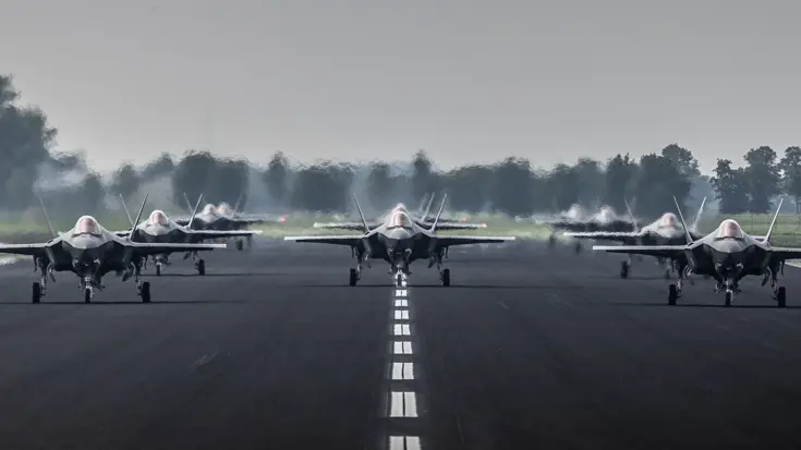Start- en landingsbaan op een vliegbasis met bewolkte lucht.