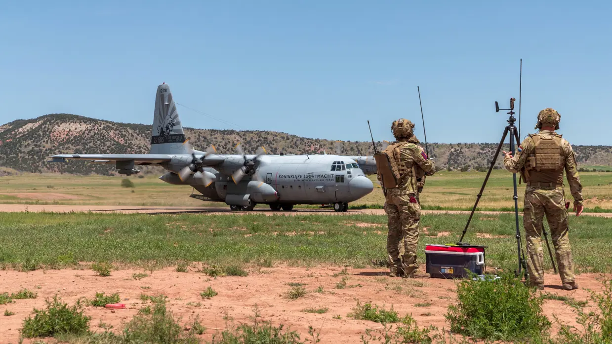 Een C-130 landt op onverharde landingsbaan tijdens oefening.
