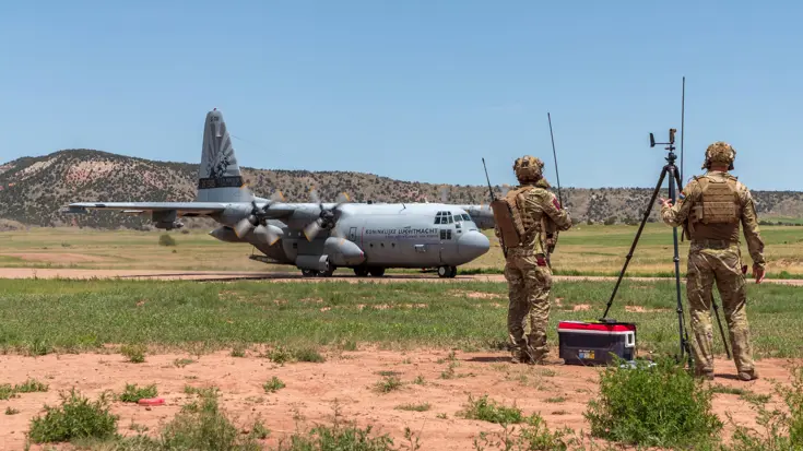 Een C-130 landt op onverharde landingsbaan tijdens oefening.