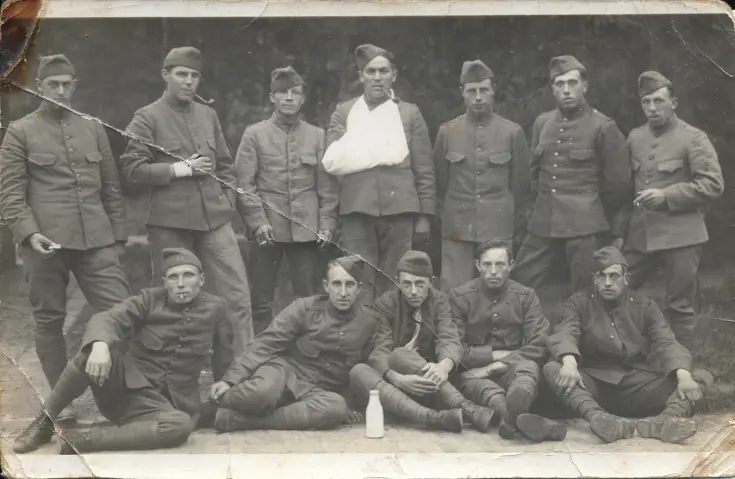 Historische groepsfoto militairen in het verband.