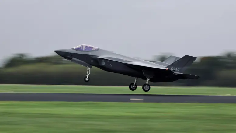  F-35-gevechtsvliegtuig vlak boven de landingsbaan. 