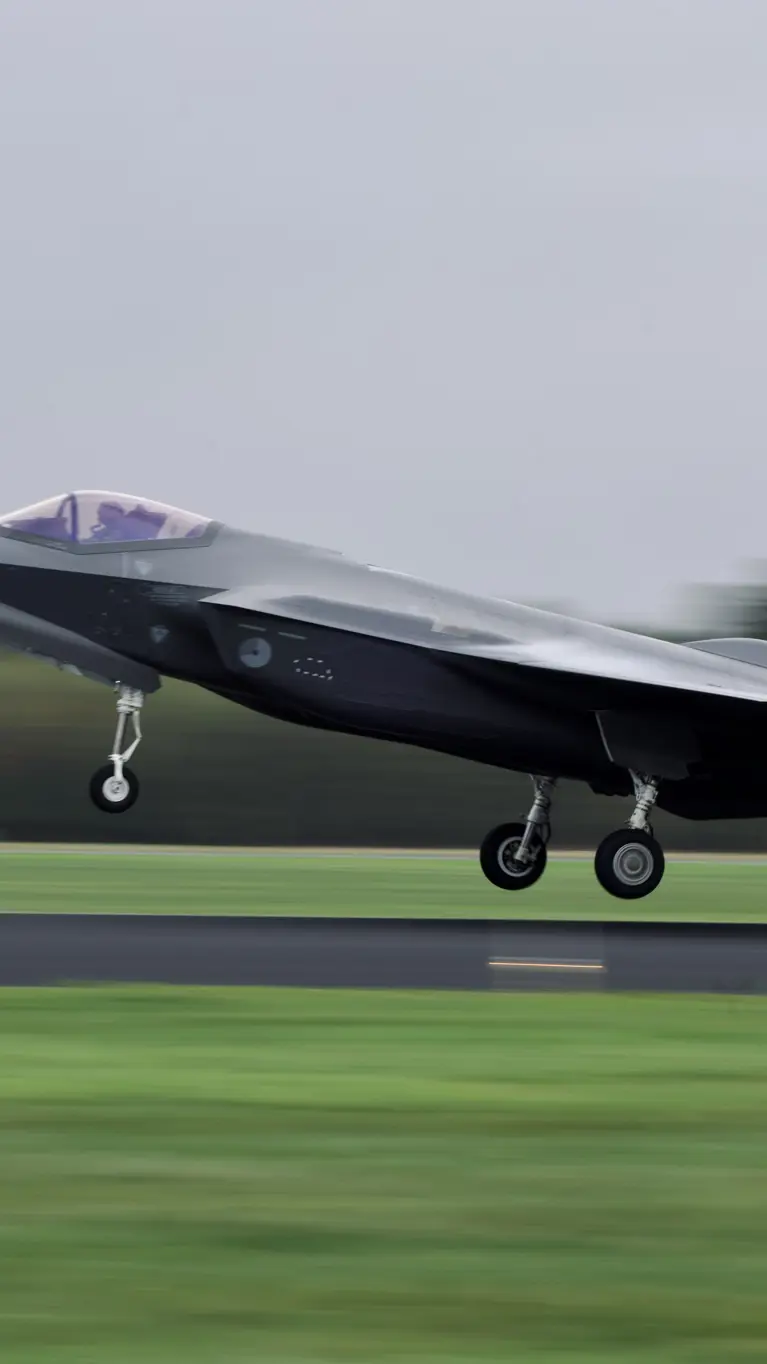  F-35-gevechtsvliegtuig vlak boven de landingsbaan. 