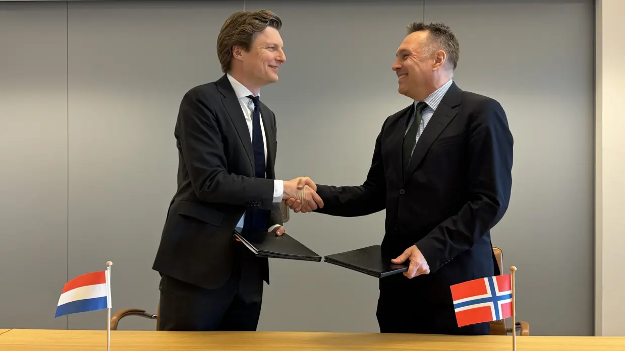 Defensieministers van Nederland en Noorwegen schudden elkaar de hand.