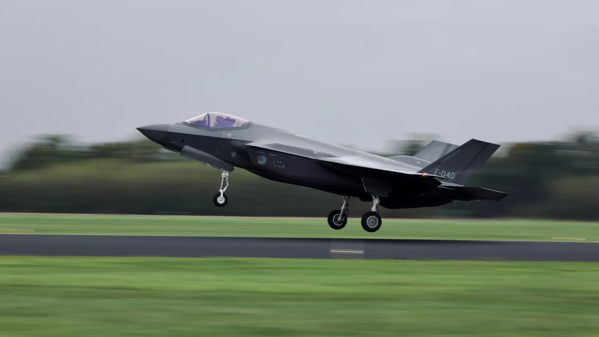  F-35-gevechtsvliegtuig vlak boven de landingsbaan. 