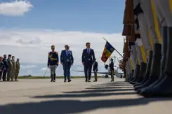 Minister Brekelmans inspecteert de wacht tijdens ceremonieel ontvangst in Roemenië.