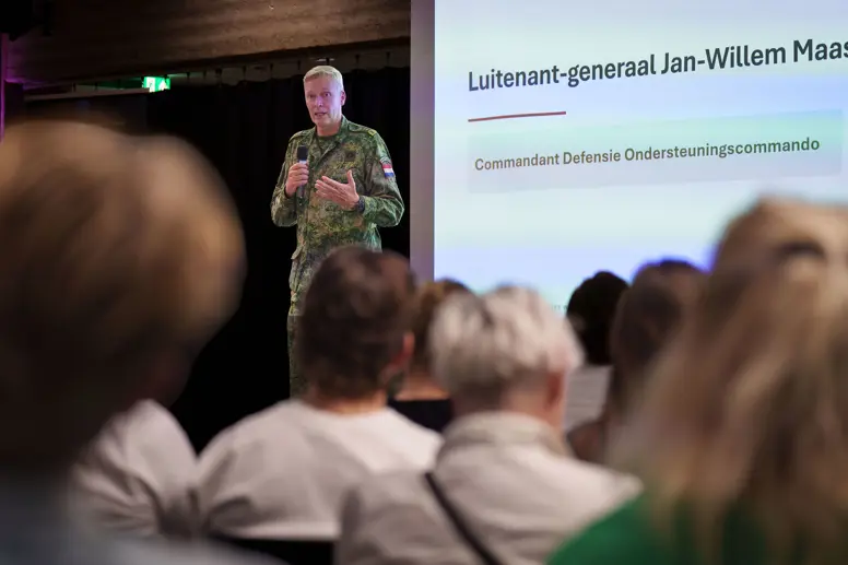 Jongeren op een podium tijdens de start van de pilot.