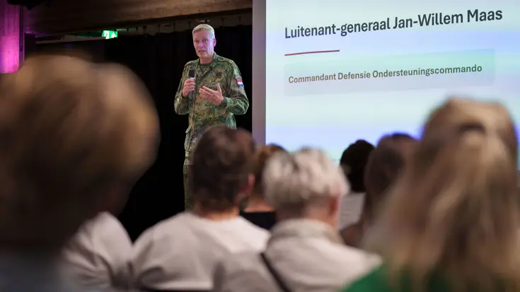 Jongeren op een podium tijdens de start van de pilot.