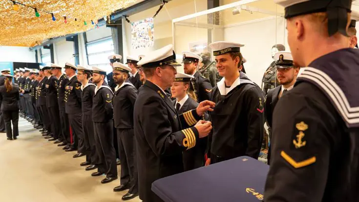 Militairen marine staan opgelijnd voor ontvangst medaille.