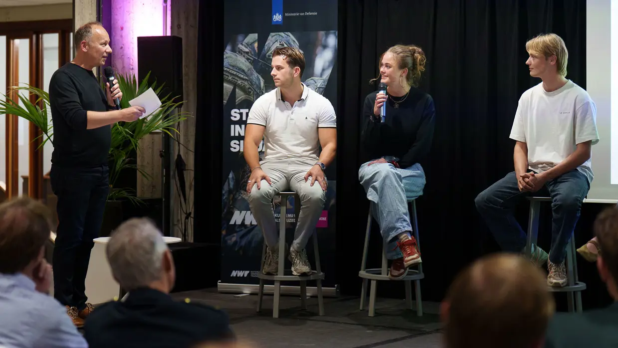 Jongeren op het podium.