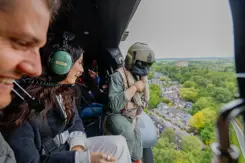 Artiesten in Cougar-transporthelikopter tijdens vervoer naar Bevrijdingsfestival.