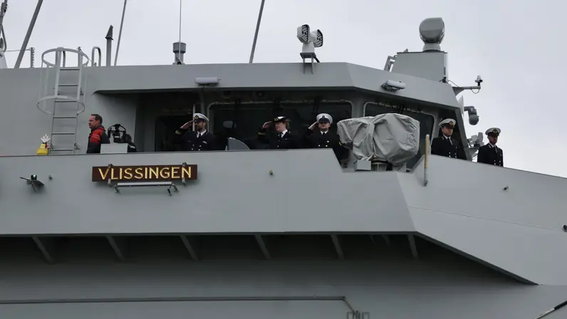 Bemanning aan boord van een marineschip. 