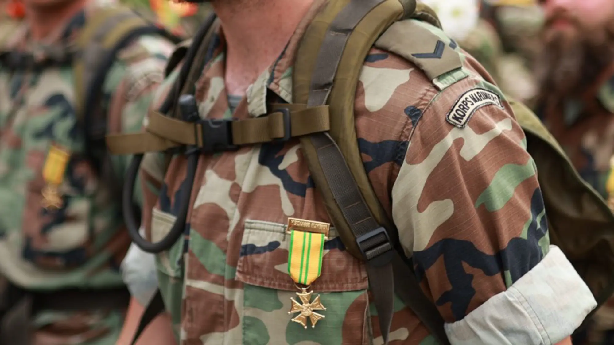 Groep wandelende militairen met bepakking tijdens 4daagse.
