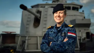 Portretfoto van LTZ 2OC Johanneke Doetjes-ten Veen in marine-uniform.