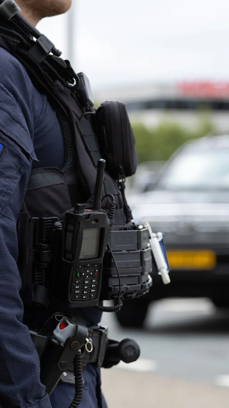Onherkenbare marechaussee van de GBB voor een voertuig.