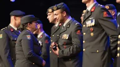 Militairen krijgen medaille uitgereikt. 
