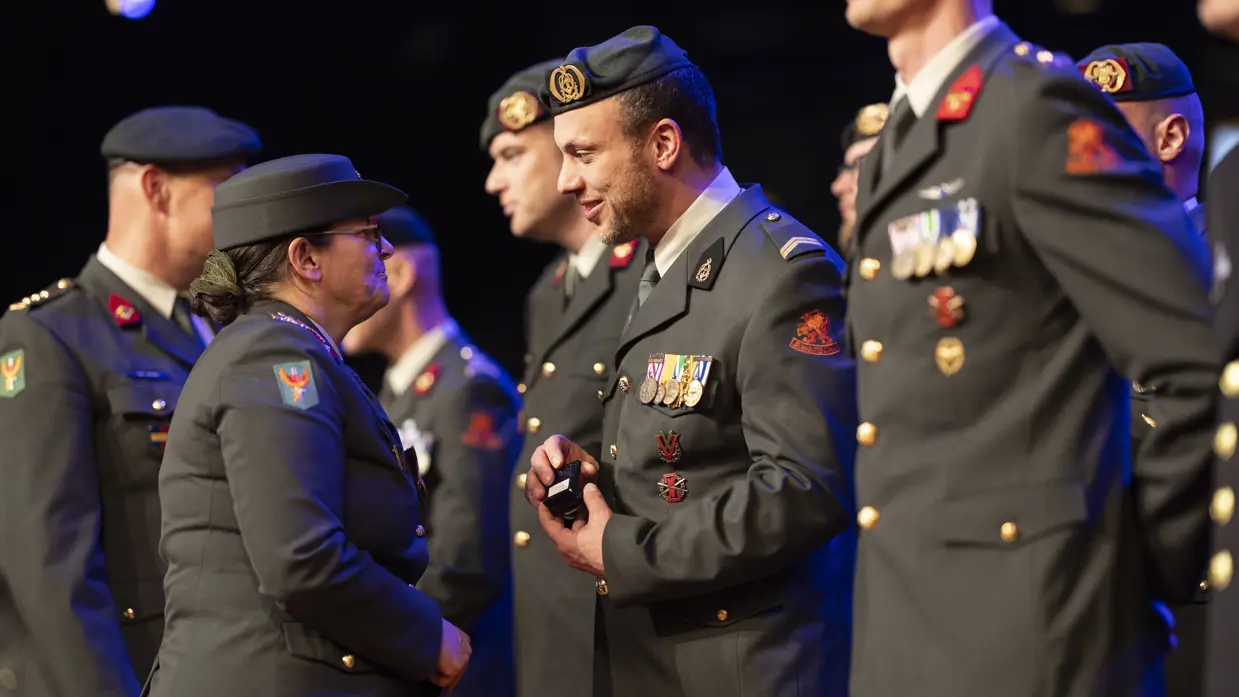 Militairen krijgen medaille uitgereikt. 