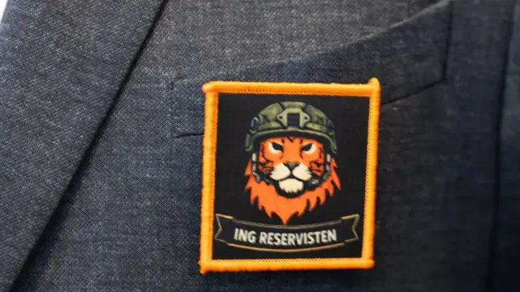 Een logo op een net jasje.