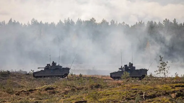 Twee tanks rijden over geaccidenteerd terrein in Litouwen.