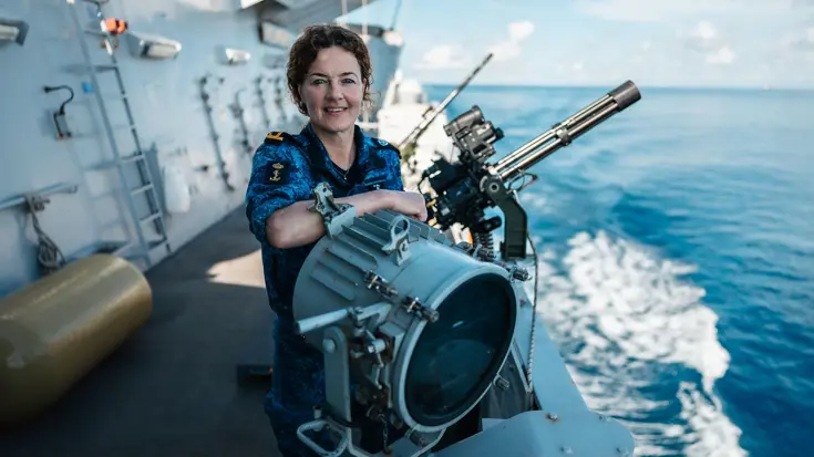 Adjudant ODVB Brenda Meester op het seindek van de De Ruyter.