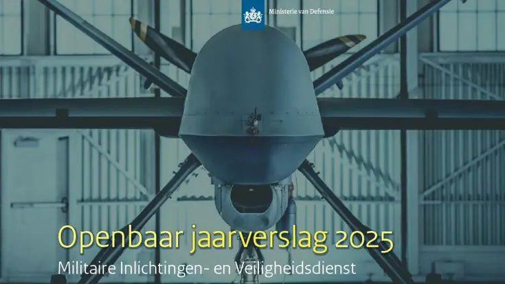 Cover Jaarverslag 2025 MIVD met daarop foto van drone in hangar.