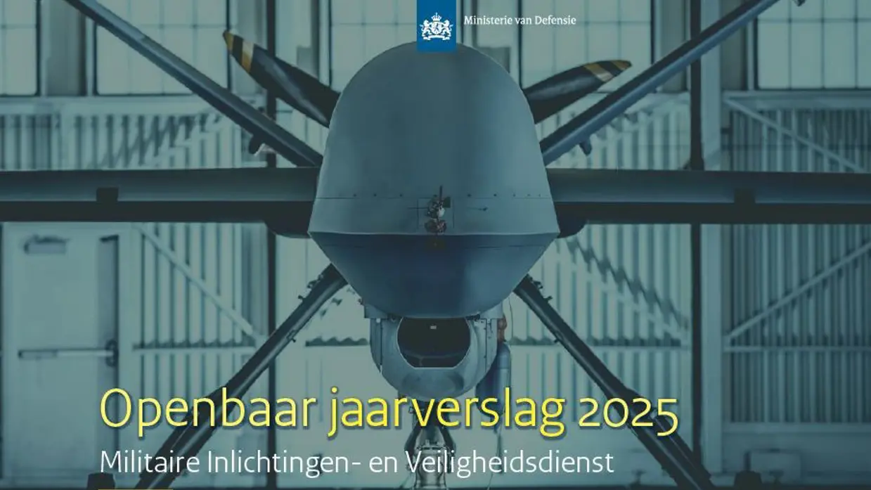 Cover Jaarverslag 2025 MIVD met daarop foto van drone in hangar.