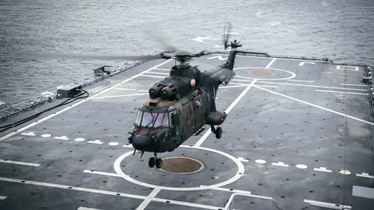 Klein De Oefening Werd Uitgevoerd Met Een Cougar Transporthelikopter Vanaf Het Marineschip Zr. Ms. Johan De Witt