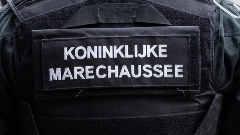 Rug van marechaussee met op vest de tekst Koninklijke Marechaussee.