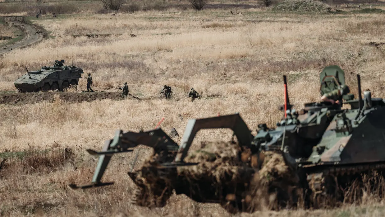 Militair voertuig in actie.