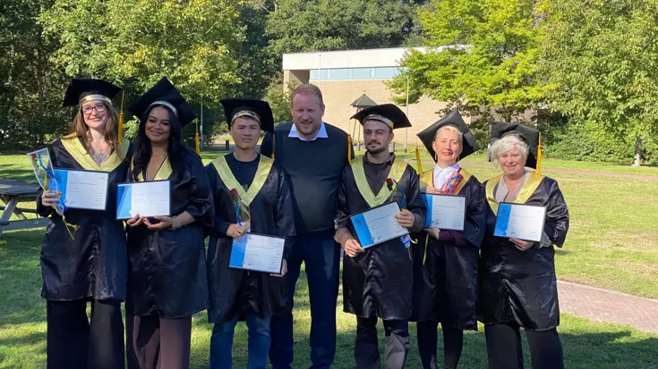 Nieuwe koks met hun diploma.
