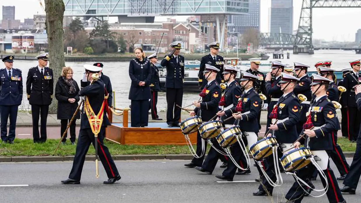 Militaire band loopt langs hoogwaardigheidsbekleders.