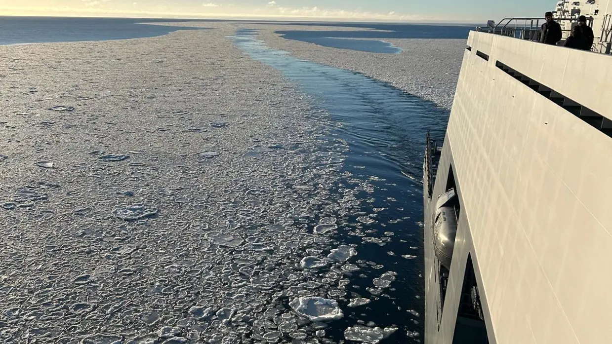 Afbeeldingen van het pannenkoekijs waar het schip doorheen vaart. Dit zijn kleine ijscirkels die in de zee liggen. Ook een foto van het schip dat in Botnische Golf dobbert.
