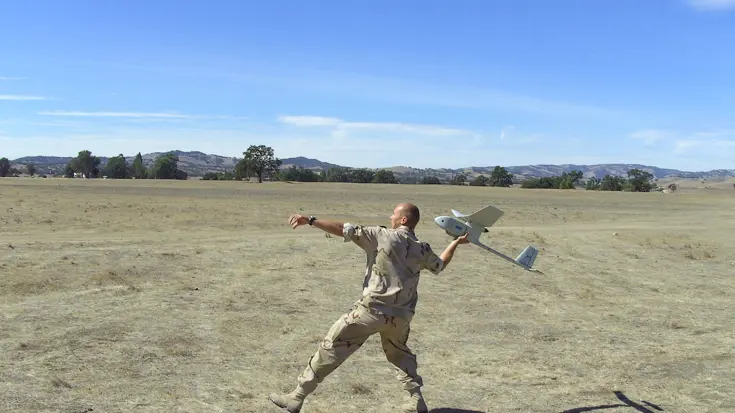 Militair lanceert een Raven mini-UAV.