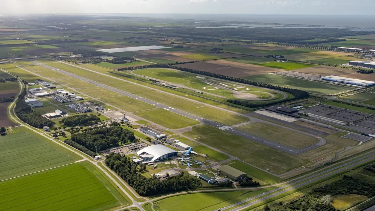Overzichtsfoto van Lelystad Airport vanuit de lucht.