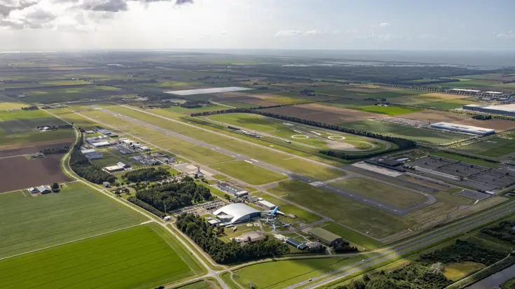 De luchthaven van Lelystad van boven gezien