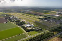 Een luchtfoto van Lelystad Airport
