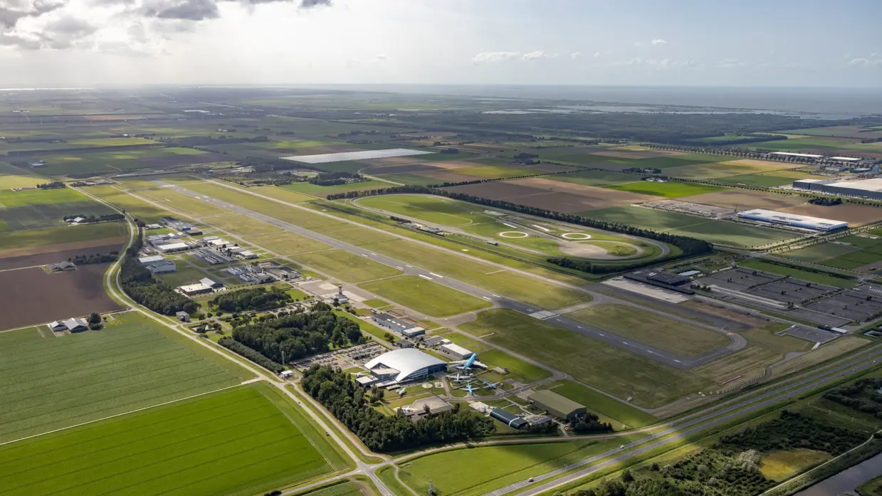 De luchthaven van Lelystad van boven gezien