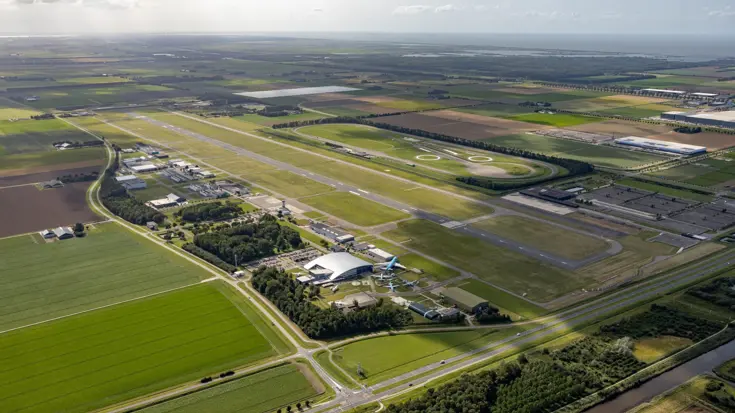 Een luchtfoto van Lelystad Airport