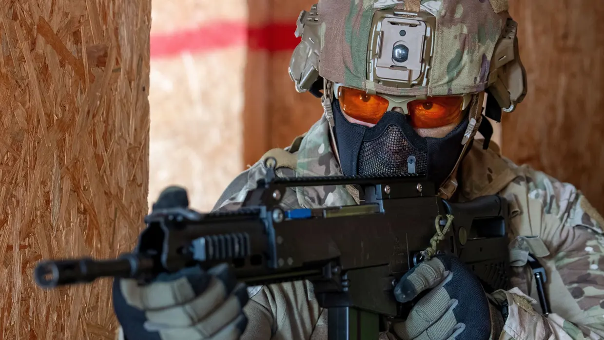 Militair met geweer in aanslag