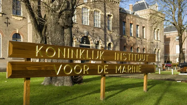 Bord voor een historisch gebouw leest: Koninklijk Instituut voor de Marine.