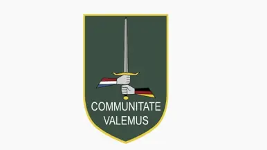 Groen wapenschild met daarop een zwaard dat wordt vastgehouden door een 'Duitse' en een 'Nederlandse' hand. De spreuk ‘Communitate valemus’ betekent ‘samen zijn we sterk’.