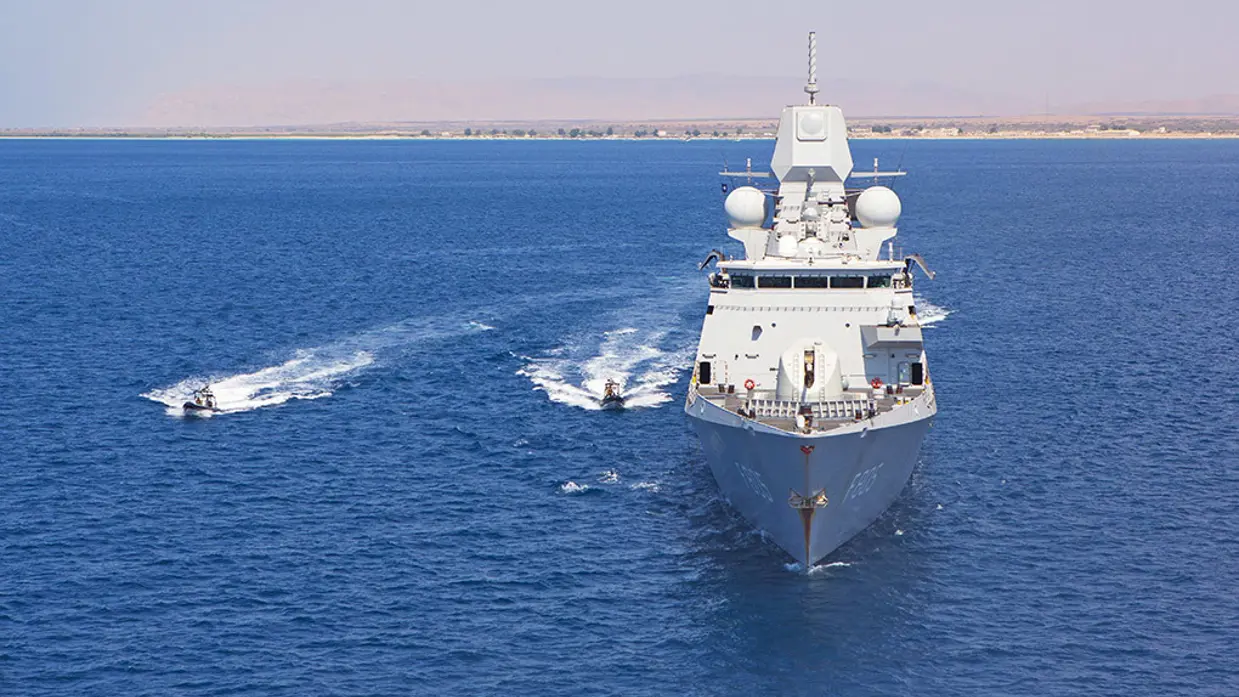 Marineschip op zee