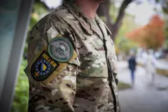 Romp van marinier met embleem van missie EUFOR.