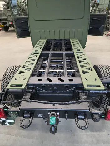 Het achteraanzicht van een Wolf met de pasplaten gemonteerd op het chassis.  