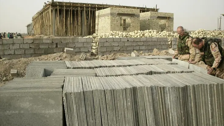 Militairen op een bouwput in Irak (2005).