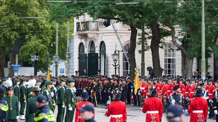 Militairen staan klaar in afwachting van de Glazen Koets. 