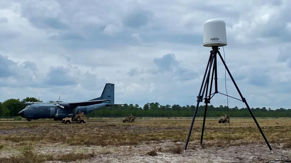 Een vliegtuig op de grond, met daarvoor een antidrone systeem.